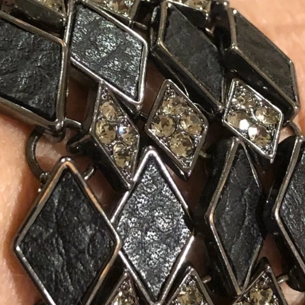 Black stones/faux diamond shaped toggle bracelet‎